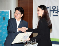 조명래 장관-김고은, 자원순환 홍보대사 위촉식