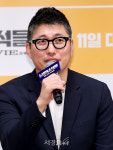 관객에게 인사하는 손용호 감독 (나쁜 녀석들 쇼케이스)