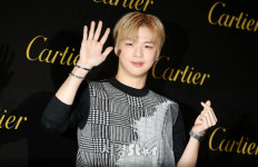 행사장서 손인사하는 강다니엘