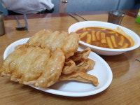 [休]고소함 머금은 뭉티기 한점···납작만두에 떡볶이···10味 맛보러 오이소