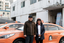 “안 들려요, 그래서 운전할 때 더 잘 보죠”