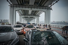 백두산 예측불가 전개와 압도적 볼거리 예고하는 보도스틸 16종 공개