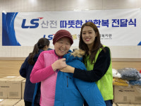 LS산전, 안양 지역 취약계층에 방한 의류 전달