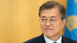 '文정부 비판 서적'에 팬이 찍은 대통령 사진 무단사용···1,000만원 배상