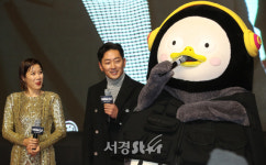 전혜진-하정우, 펭수 신기 (백두산 레드카펫)