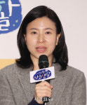 질문에 답하는 이길수 연출 (나의 첫 사회생활 제작발표회)