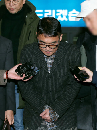 '성폭행 의혹' 김건모, 12시간 경찰 조사 후 꺼낸 첫마디