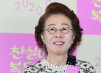 윤여정, 미소 짓는 아름다운 배우 (찬실이는 복도 많지)