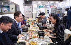 이재명, 상권살리기 민생행보 돌입···확진자 방문식당서 소방공무원과 만찬