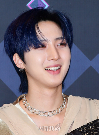 펜타곤 후이, 훤칠한 외모로 미소 (엠카운트다운)