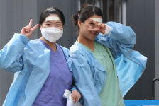 힘들지만...활짝 웃는 대구 코로나19 의료진