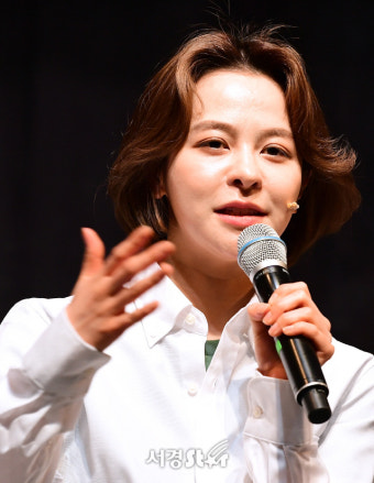 설명하는 김주연