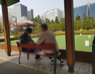 거리두기에 사교장소 문 닫아도 다시 그곳으로..못 떠나는 노인들