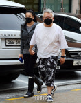 김형석, 아내 서진호와 손잡고 투표소 찾아