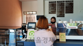 스티로폼 대신 종이...아이스팩 속 생수...친환경 아이디어 전쟁