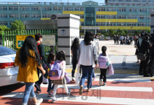 아이는 신났지만 부모는 노심초사···설렘과 걱정 뒤섞인 등굣길