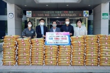 ‘창원 진해 비전시티 우방 아이유쉘’, 창원시 진해구에 쌀 1000kg 기탁