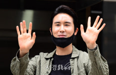 신유, 다정한 출근길 인사