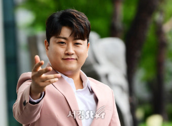 포즈 취하는 김호중