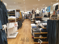 편의점서 찬밥 日맥주, 바로 옆 주점에선 인기
