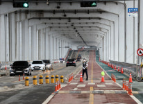 한강 수위 상승으로 잠수교 보행자 통제···영동1교 하부 차량제한