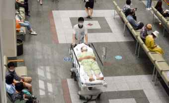 '집단행위 안된다'는 정부, 파업 참여 전공의에 면허 정지 가능성 시사