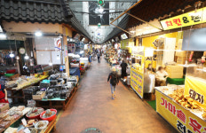 코로나 재확산에...한산한 전통시장
