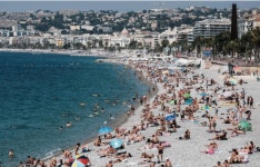 마스크까지 다 벗었다가··· 세계 최대 佛 누드비치 코로나 집단감염 폭발