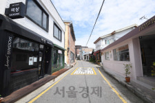 점심시간 맞아? 눈에 띄게 한가한 삼청동 거리