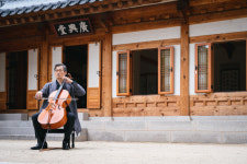 묵직한 絃의 노래 한옥에 내려앉았다