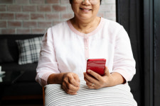 서울시, 소외계층 노인에 스마트폰 배급