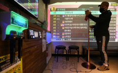 사회적 거리두기 1단계로 완화···코인노래방 방역에 총력