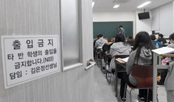 노래방 '알바 모집' 공고 내고 영업준비···아직은 "시기상조" 우려도