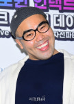 김지호, 미소 가득