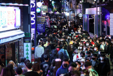 '핼러윈' 재확산 기폭제 되나···이태원·홍대 발디딜 틈도 없었다