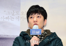 질문에 답하는 김성민 감독