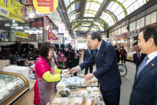‘전통시장 이용하면 도자기 세트를’ 새마을금고, 내수활성화 지원사업
