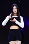 포즈 취하는 스테이씨 아이사
