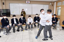 상·하의 모두 품 넉넉하게···한복 교복 등교 시작