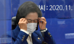 안경 고쳐쓰는 추미애 장관
