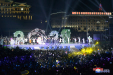 삼중고 겪은 北, 화려한 공연·축포로 새해맞이