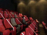 [잇써보니] 화면에 압도되고, 소리에 감동한다...영화관에서 게임 즐기는 아지트엑스