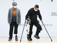 로봇 다리로 백록담 가야죠