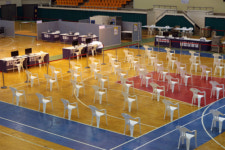 고령자 접종 말라면서···60대 초반은 안전하다 말할 수 있나