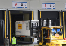 소중한 코로나19 첫 백신, 이천 물류센터 도착···모레부터 본격 접종