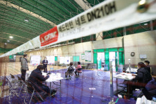 안 뽑혔으면 하는 후보 있어서 왔어요···새벽부터 이어진 투표행렬