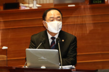 홍남기 재산·종부세 인하 검토···공시가격 부담 줄일 것