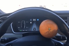 [영상] 물병만 핸들에 끼워놔도···테슬라 오토파일럿 속일수 있다