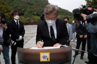 이재명, 노무현 전 대통령 묘역  1년만에 참배···곽상언 변호사 동행