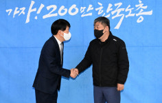 노동존중, 유종의 미 거둬달라는 노총에···안경덕 힘든 과정 있을 것
